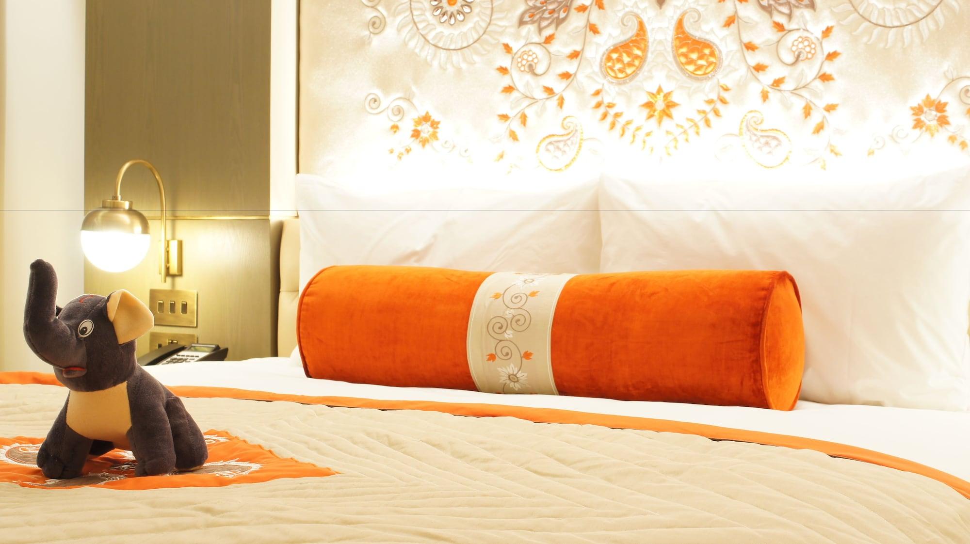 The Lalit London Hotel Luaran gambar A bolster pillow
