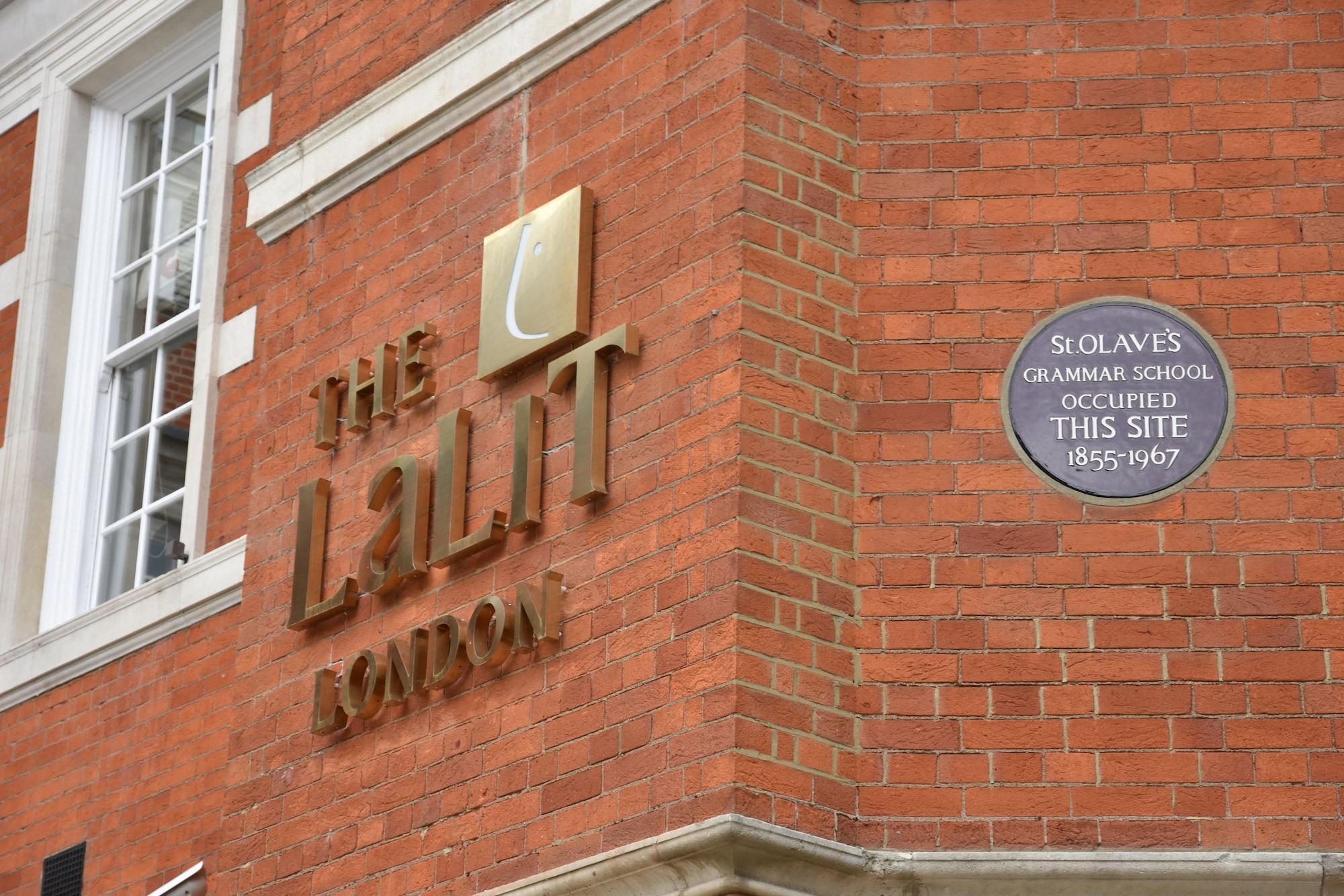 The Lalit London Hotel Luaran gambar The UCL logo and the commemorative plaque at the site of the former Soho slave school