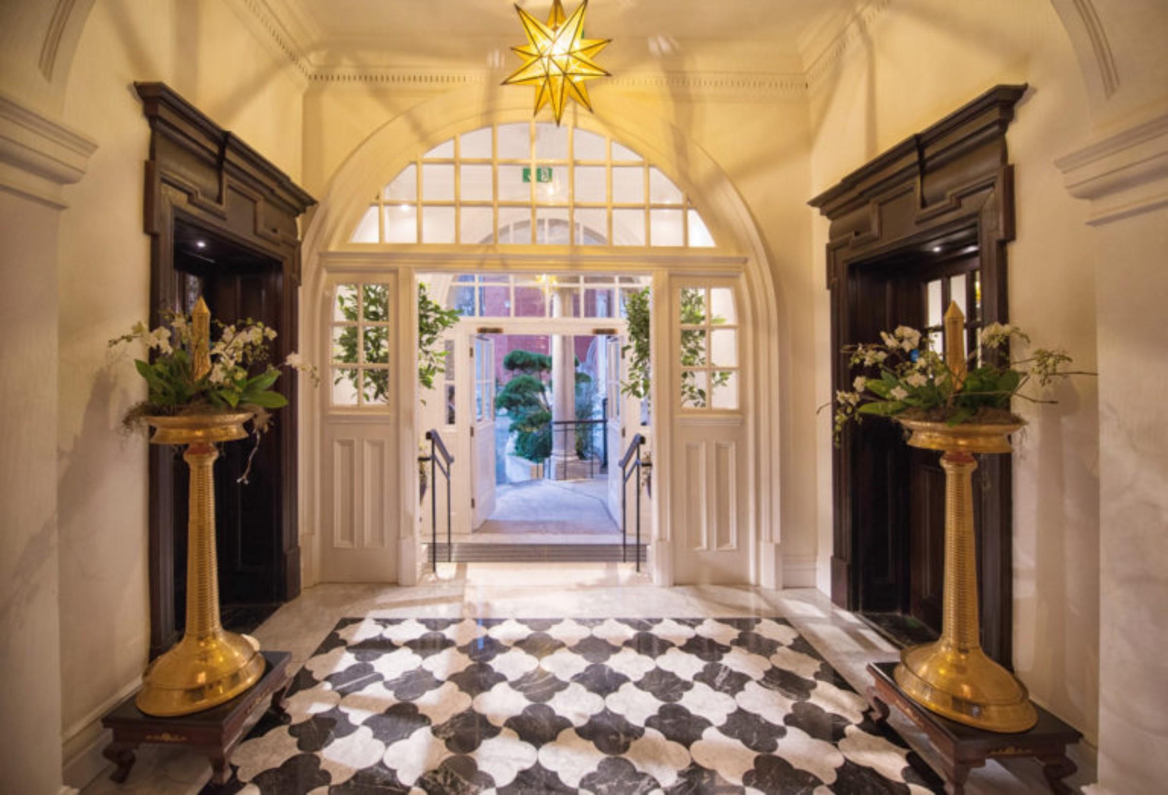 The Lalit London Hotel Luaran gambar Entrance to the hotel