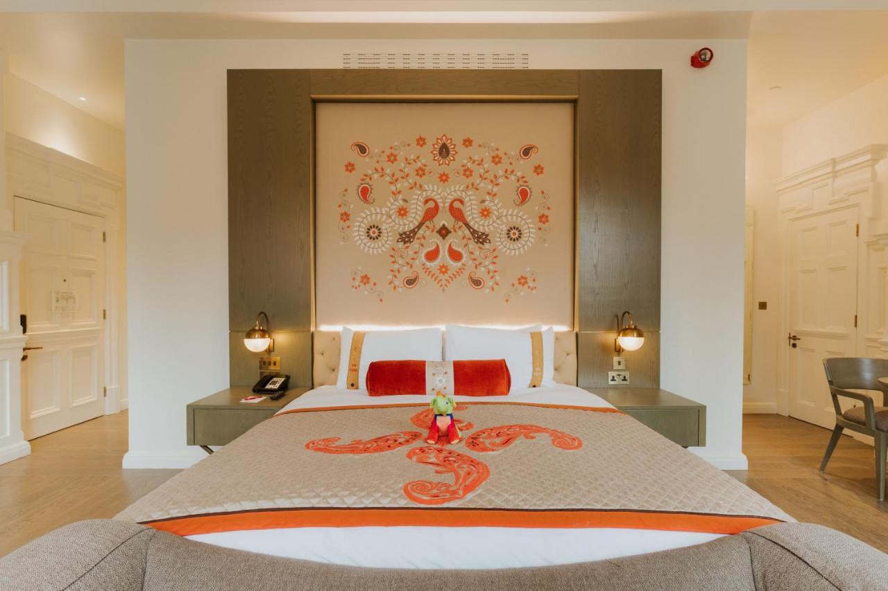 The Lalit London Hotel Luaran gambar A bedroom at the Taj Mahal Palace