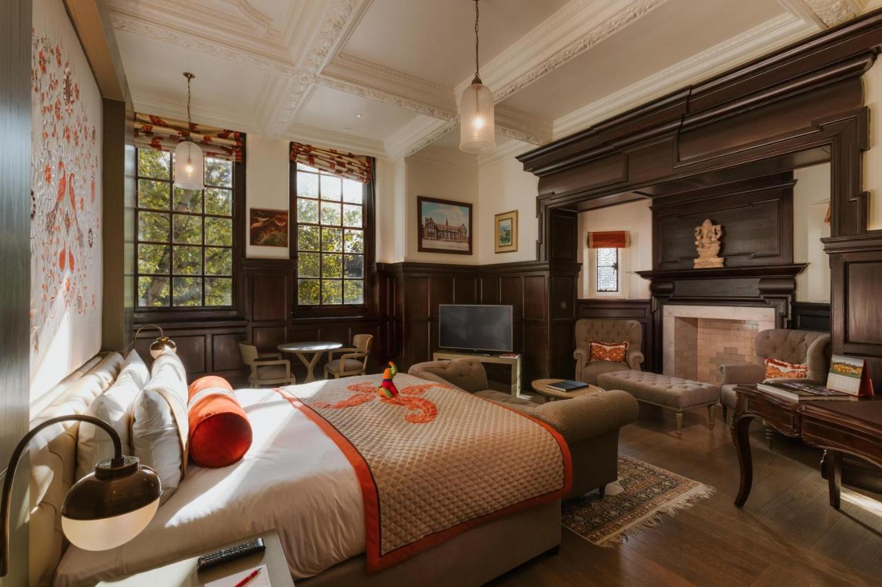 The Lalit London Hotel Luaran gambar A bedroom at the hotel
