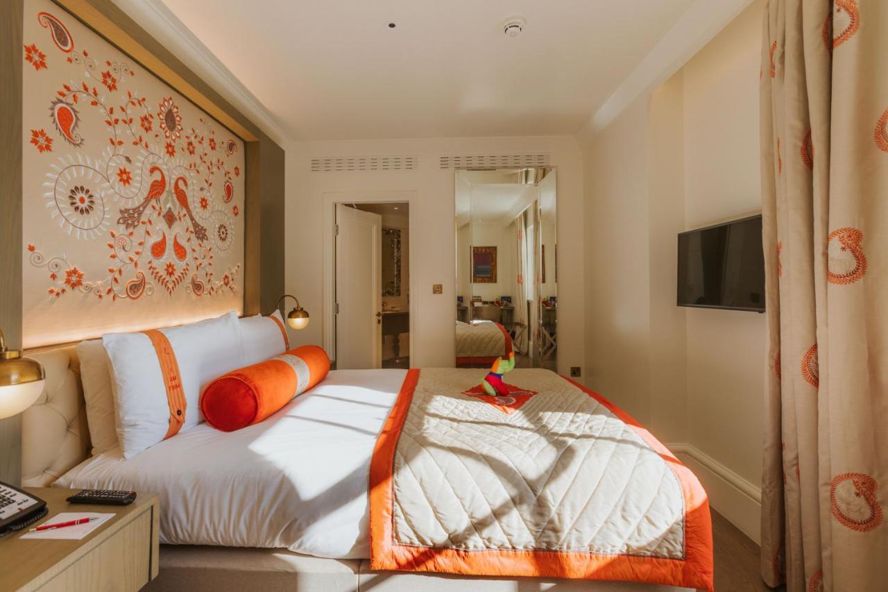 The Lalit London Hotel Luaran gambar A bedroom at the Mandarin Oriental, London