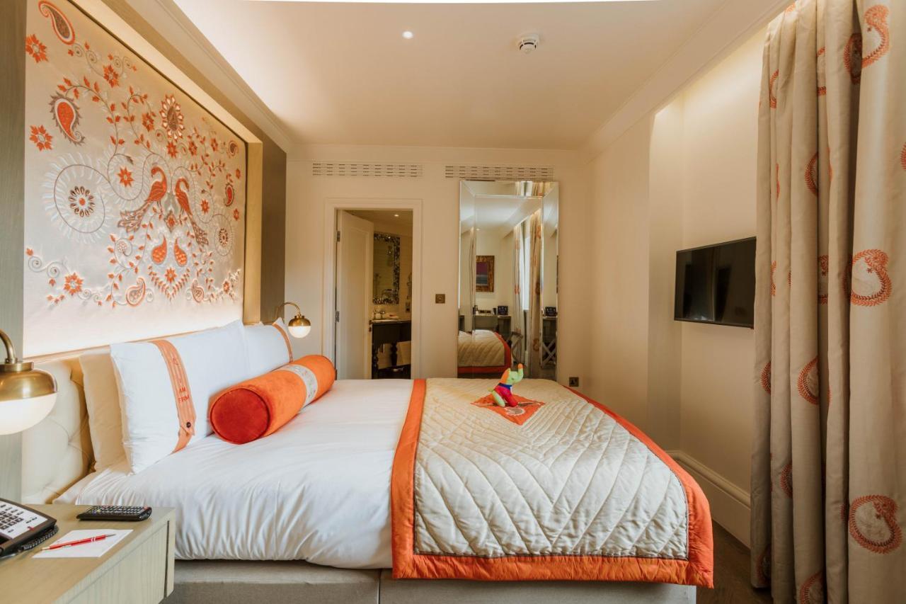 The Lalit London Hotel Luaran gambar A bedroom at the Mandarin Oriental London