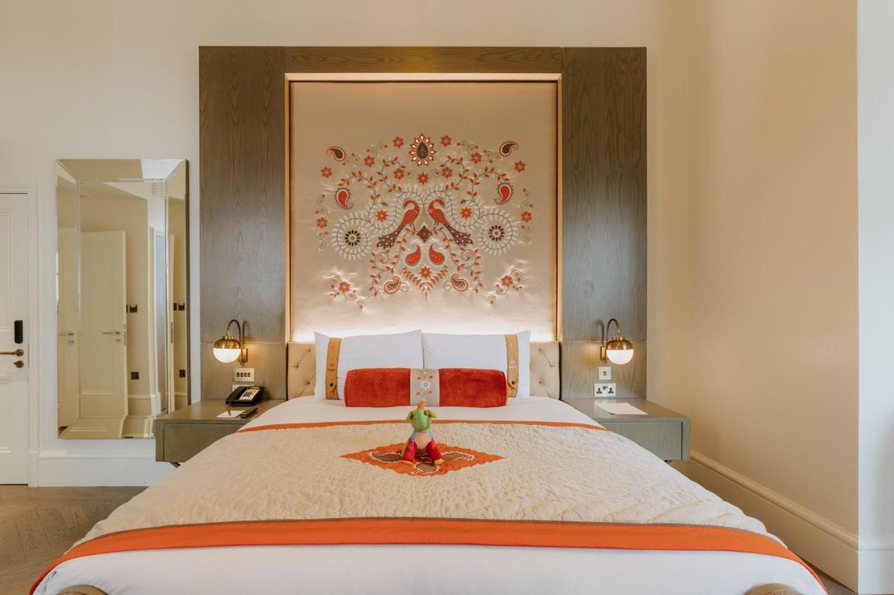 The Lalit London Hotel Luaran gambar A bedroom at the Taj Mahal Palace