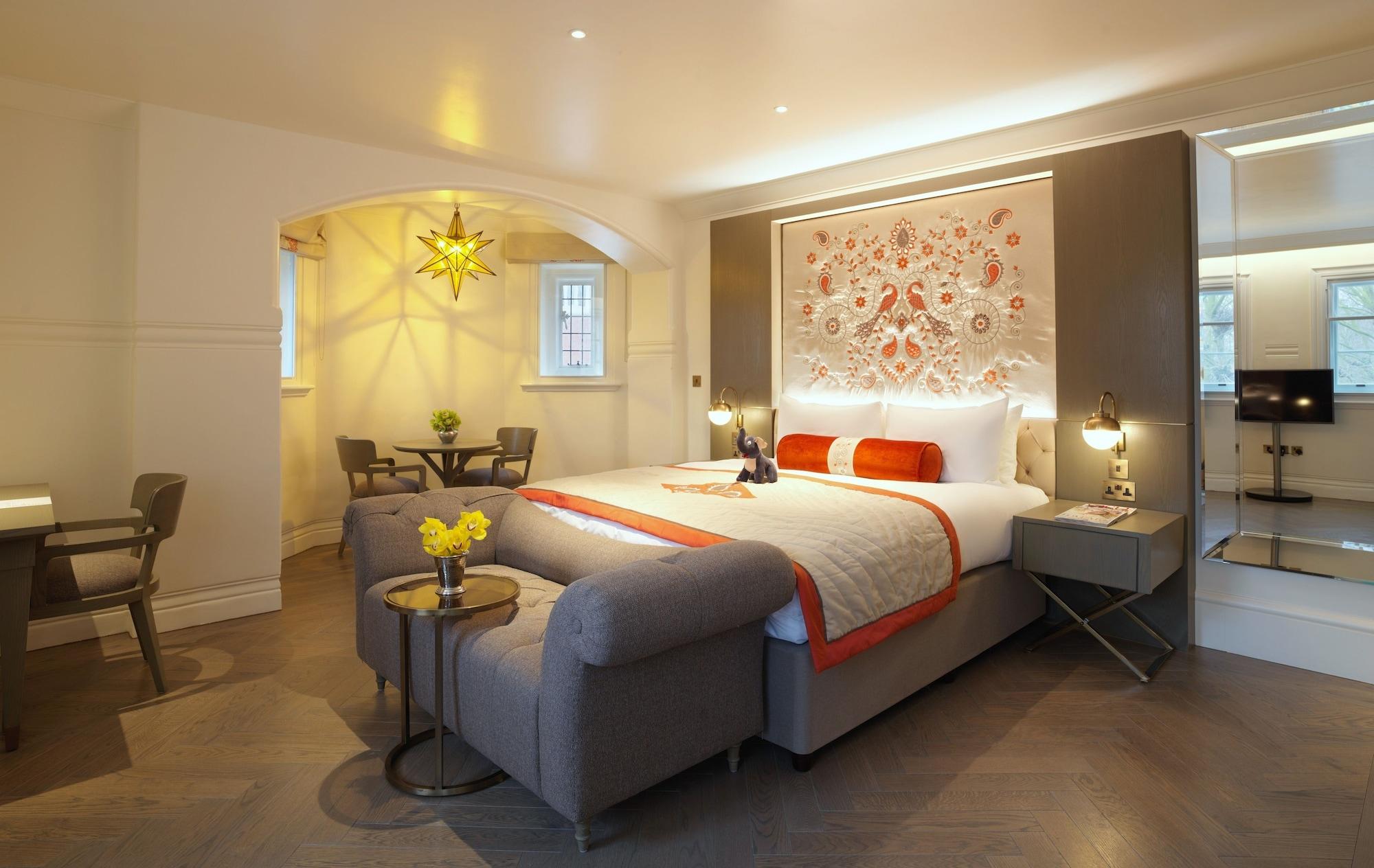 The Lalit London Hotel Luaran gambar A bedroom at The Ivy Collection