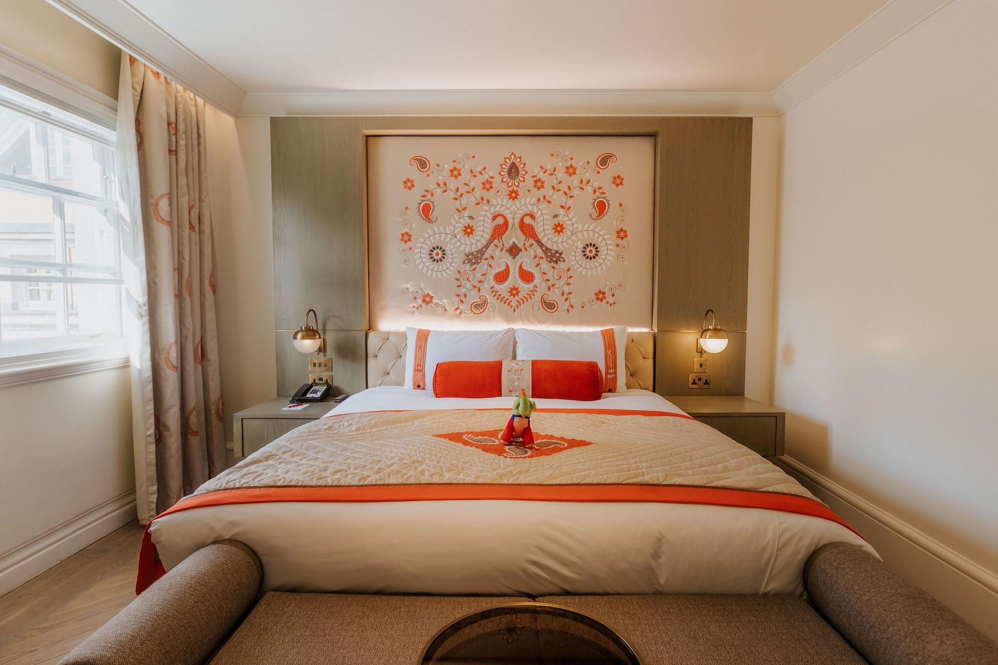 The Lalit London Hotel Bilik gambar A bedroom at the hotel
