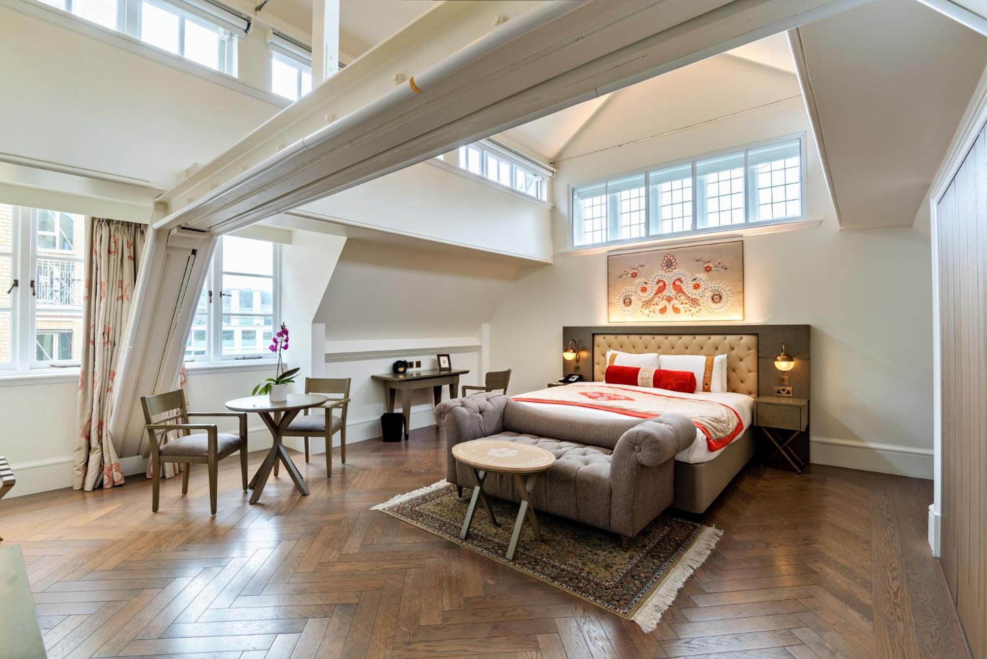 The Lalit London Hotel Luaran gambar A bedroom at the hotel