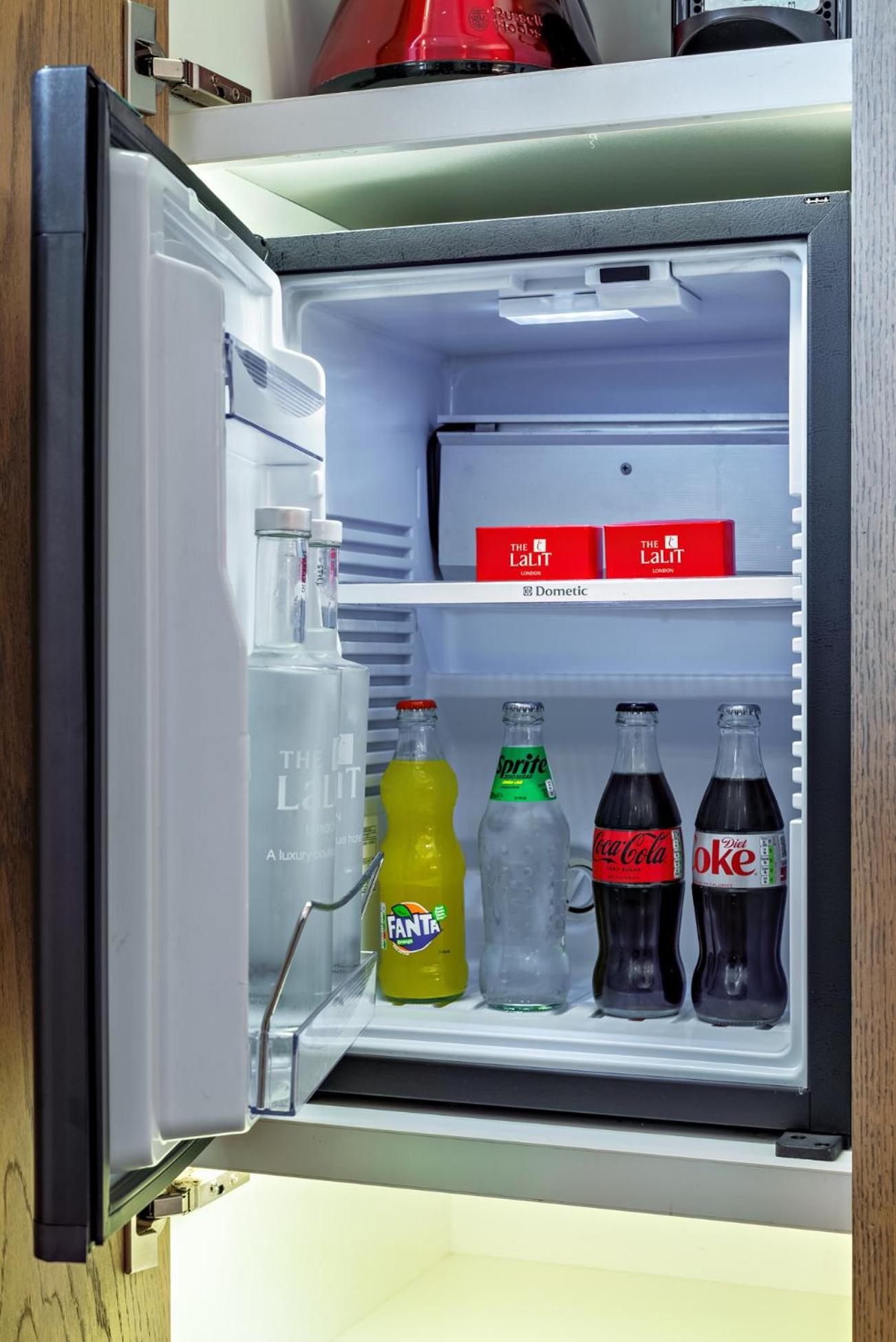 The Lalit London Hotel Luaran gambar A typical hotel mini-bar
