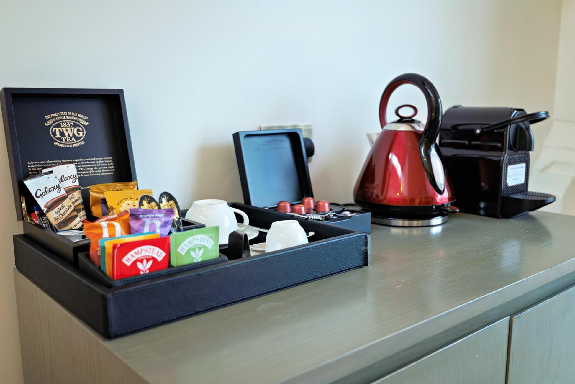 The Lalit London Hotel Luaran gambar A tea tray