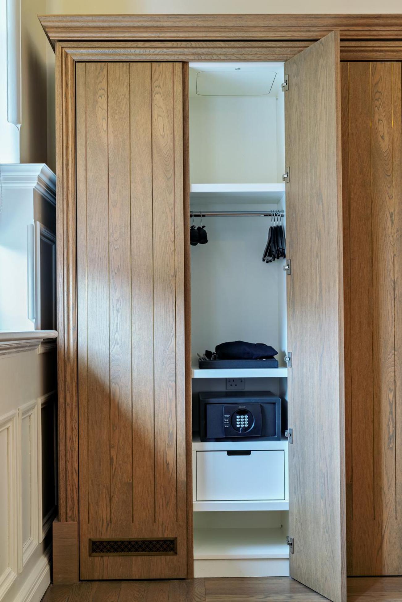The Lalit London Hotel Luaran gambar A safe in a hotel room