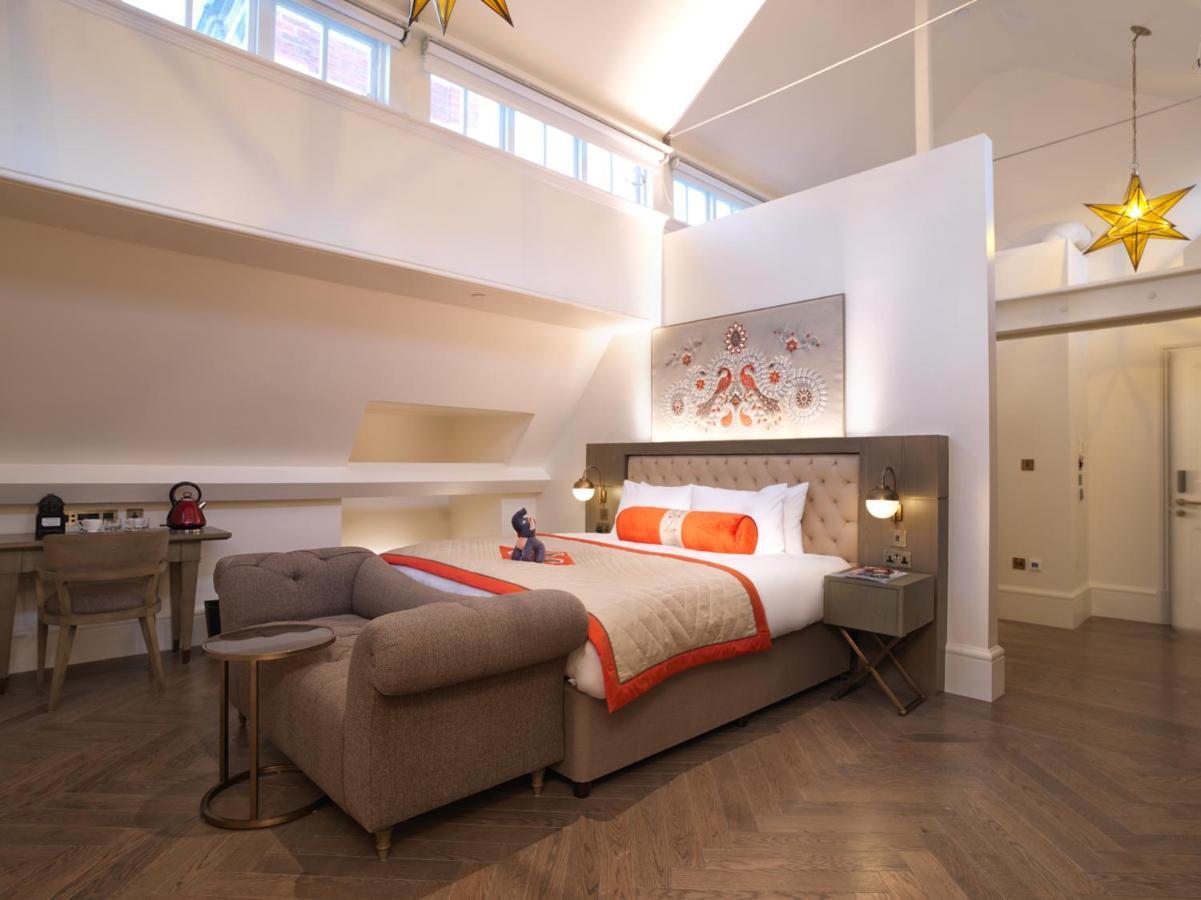The Lalit London Hotel Luaran gambar A bedroom at The Ivy Hotel