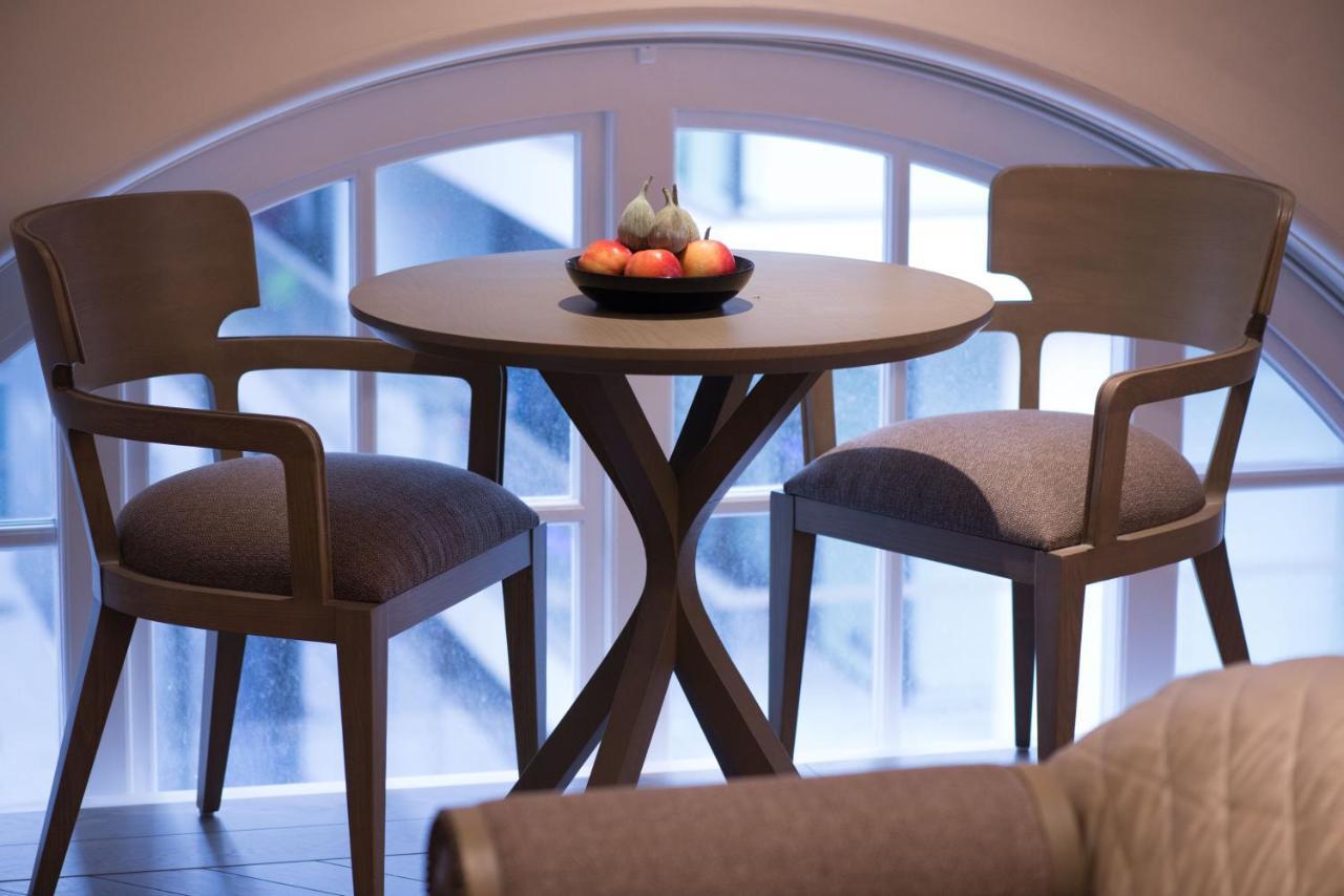 The Lalit London Hotel Bilik gambar A table and two chairs