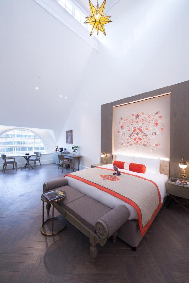The Lalit London Hotel Bilik gambar A bedroom at the hotel