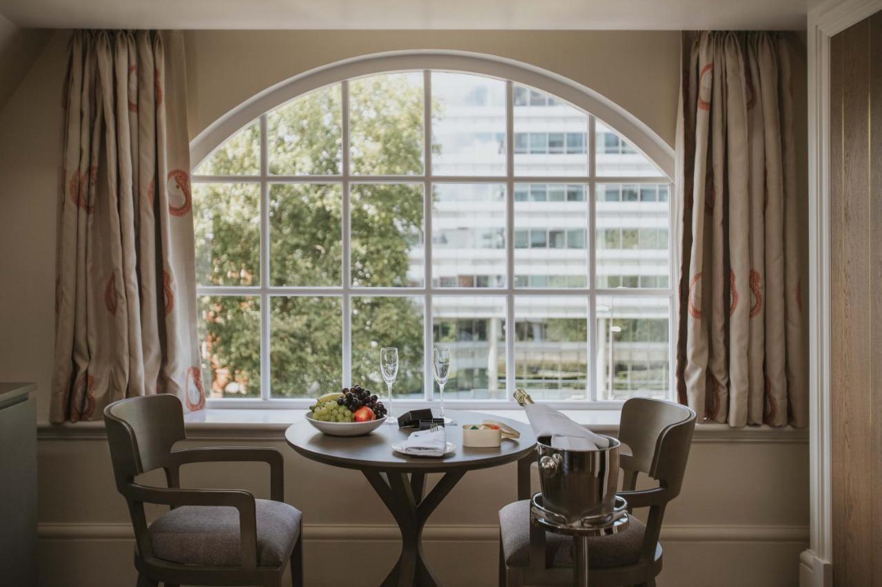 The Lalit London Hotel Bilik gambar A window with a window seat
