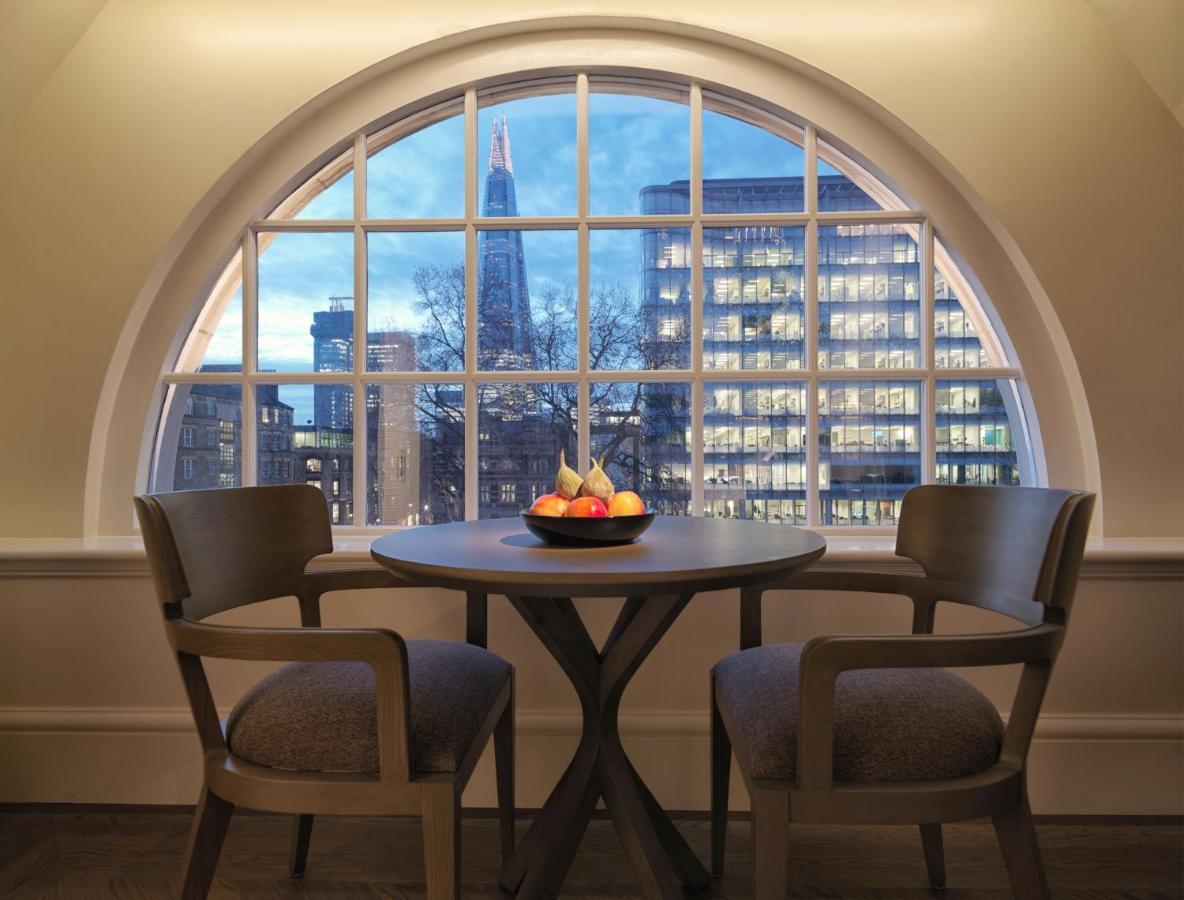The Lalit London Hotel Bilik gambar The Library at The Ivy