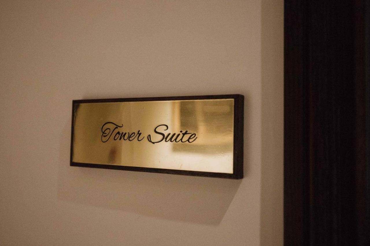 The Lalit London Hotel Luaran gambar The sign for the Tower Suite